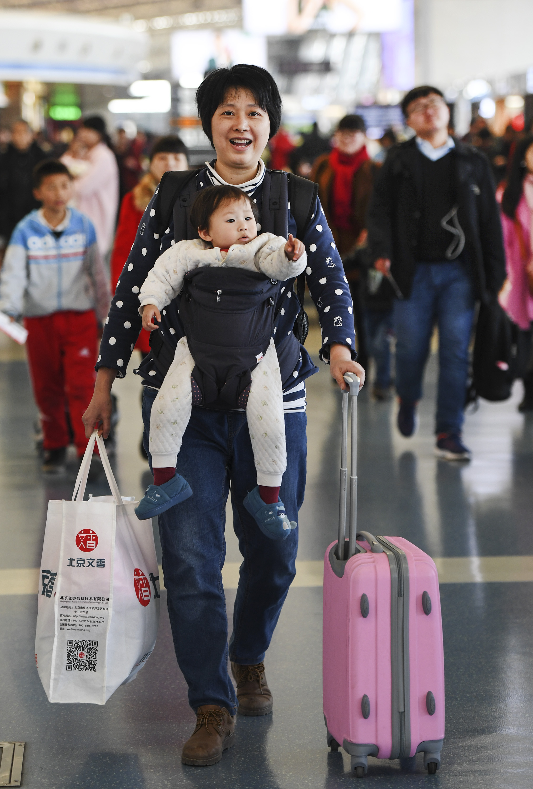「春节返乡」〃春节返乡火车妈妈